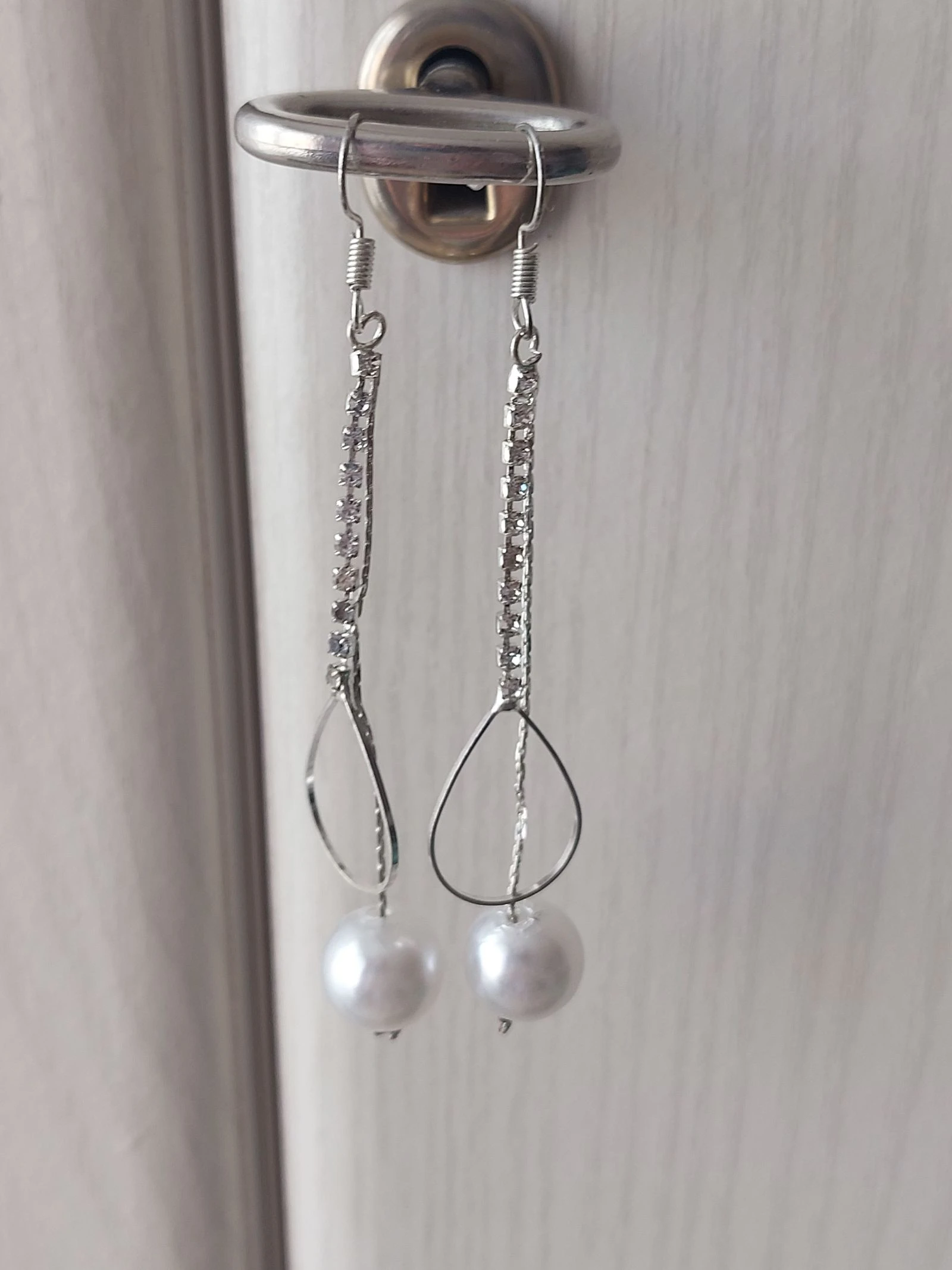 Lange zilverkleurige oorbellen met strass